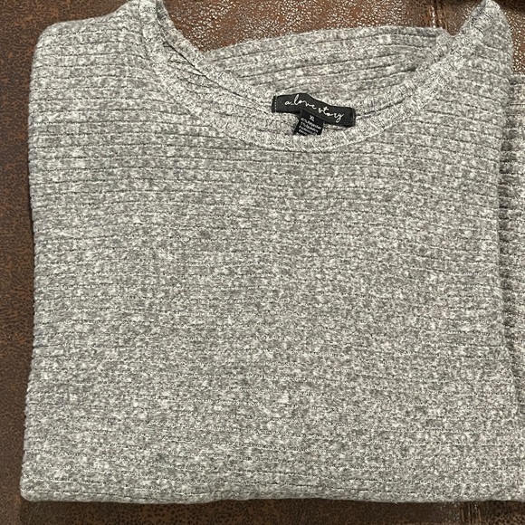 🩶A Love Story🩶 Women’s 3/4 Sleeve Sweater Size XL with Gold chain Detailing - Picture 7 of 7